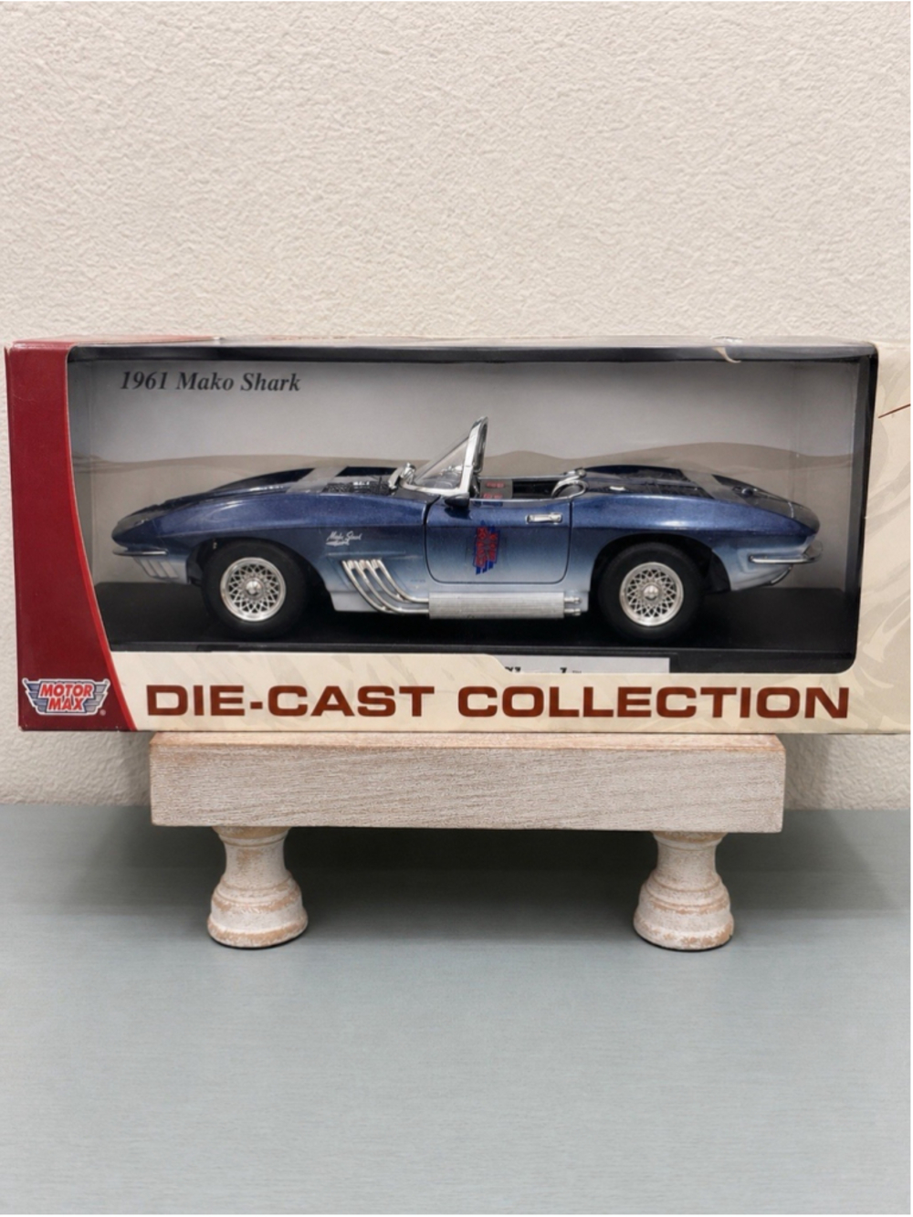 Motor Max 1961 Chevrolet Corvette Mako Shark 1:18 Diecast Car Boxed